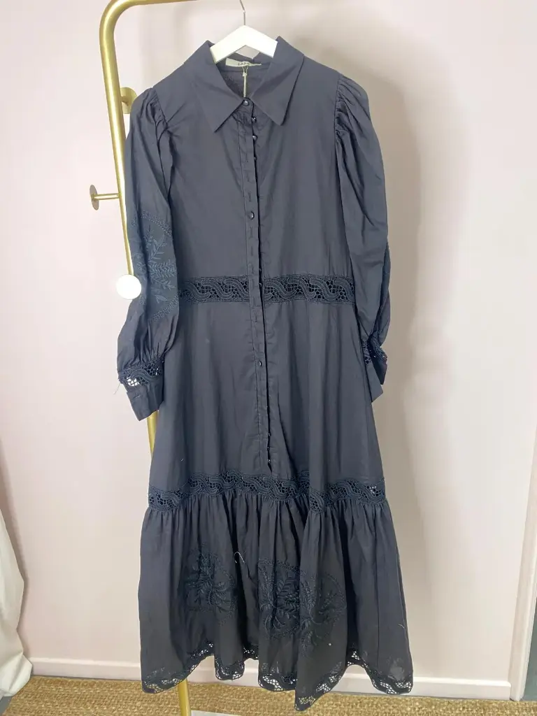 Robe longue, boutonnée, cintrée