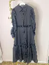 Robe longue, boutonnée, cintrée