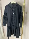 Robe courte, boutonnée, détails manches