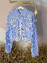 Chemisier ligné bleu et dentelle