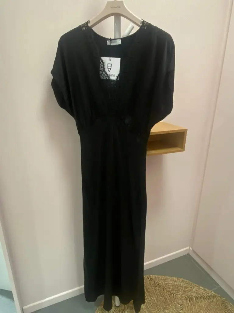 Robe satin, décolleté dentelle- TU