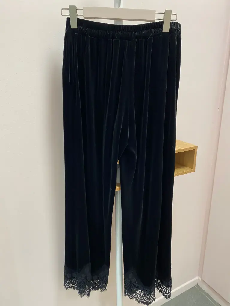 Pantalon velours lisse, bas dentelle