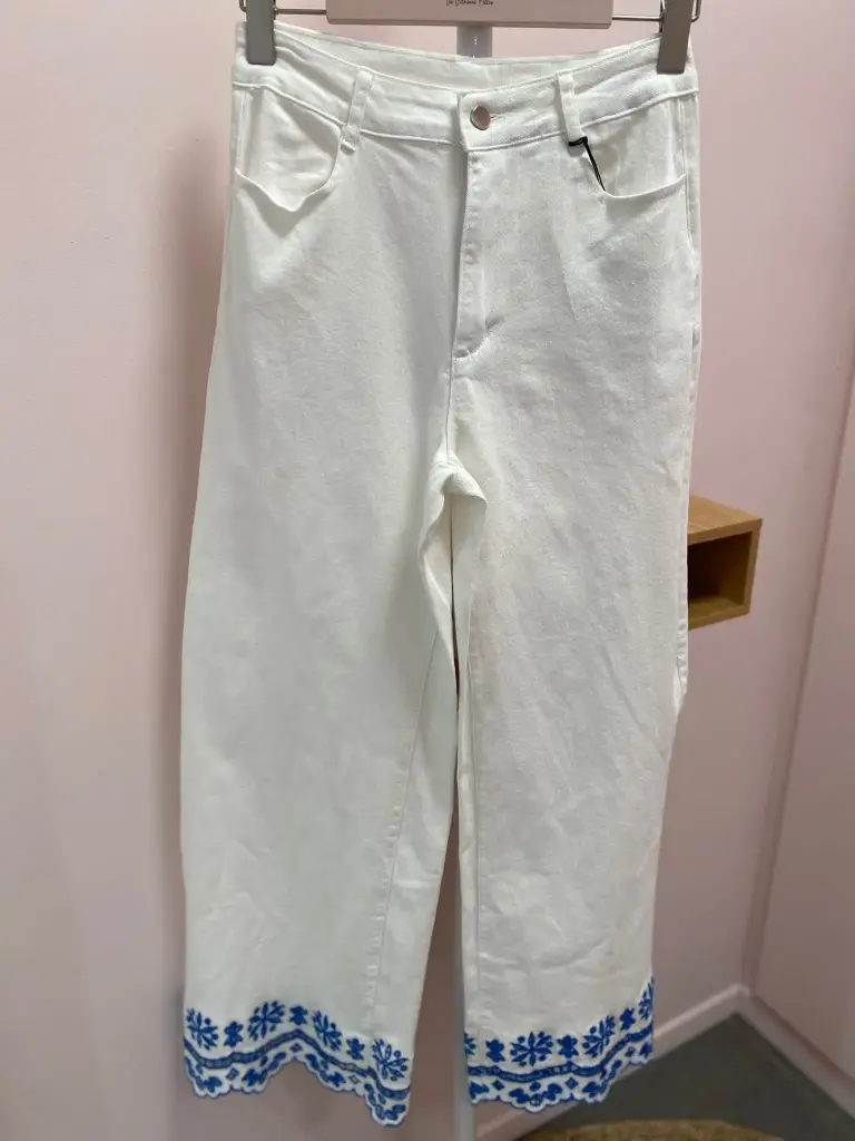 Jeans blanc décor bleu