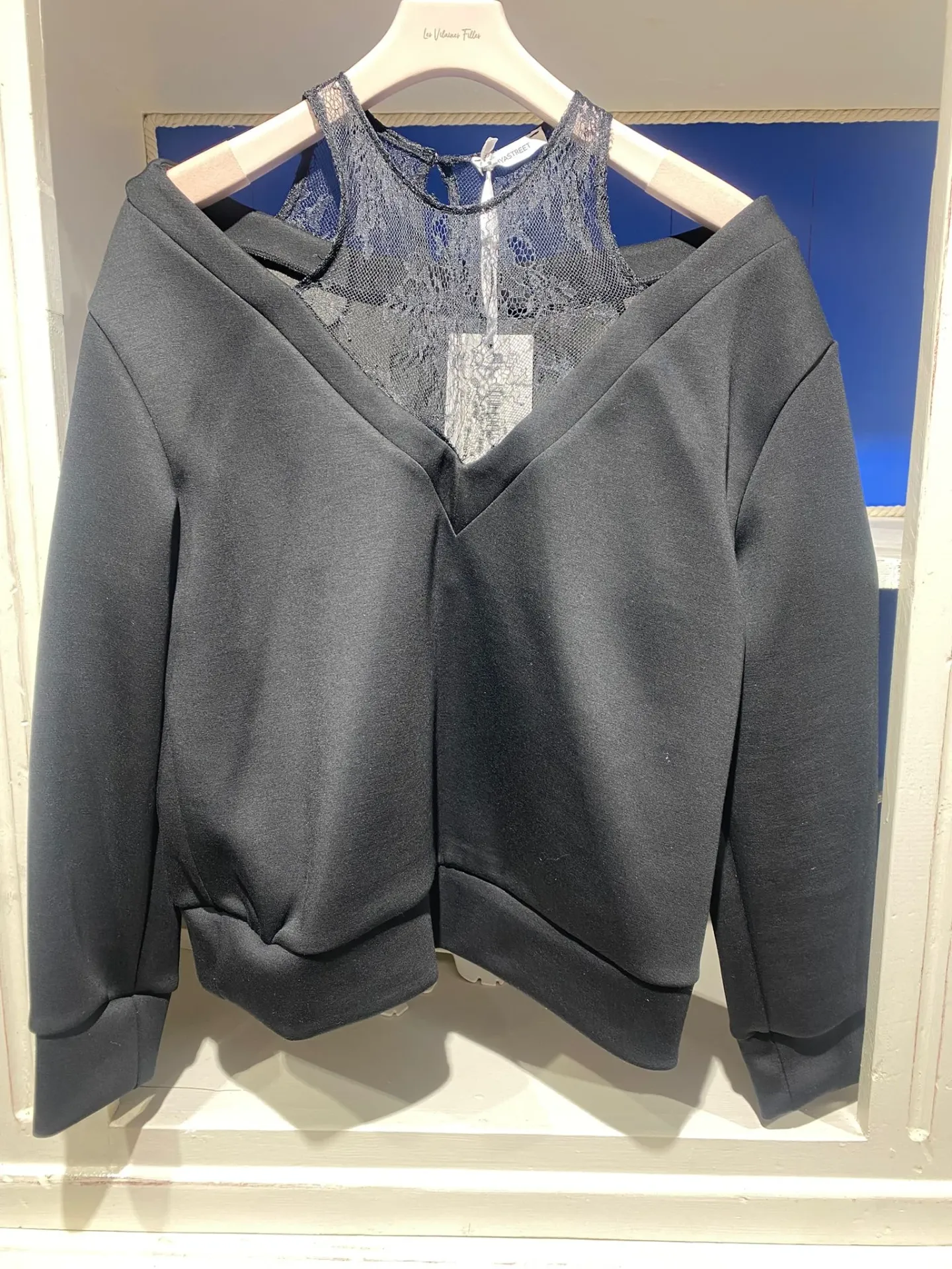 Sweat noir dentelle épaule