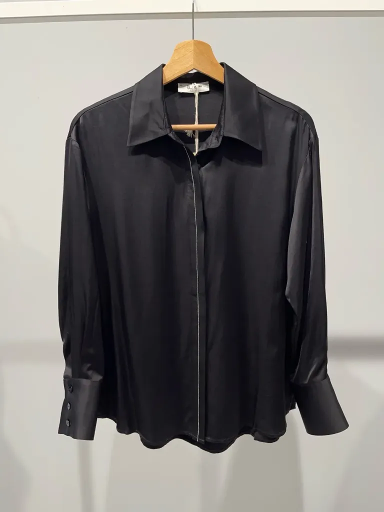 Chemise noire satinée