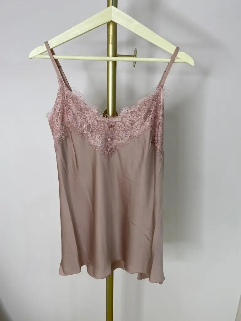 Top satin avec boutons et dentelle (Vieux Rose)