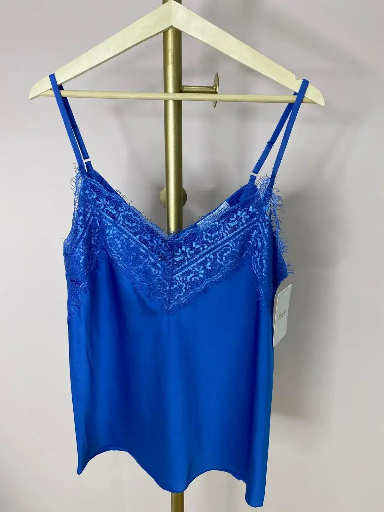 Top fines brides dentelle