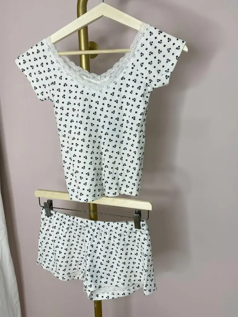 Ensemble Tshirt col V- short, fleurs