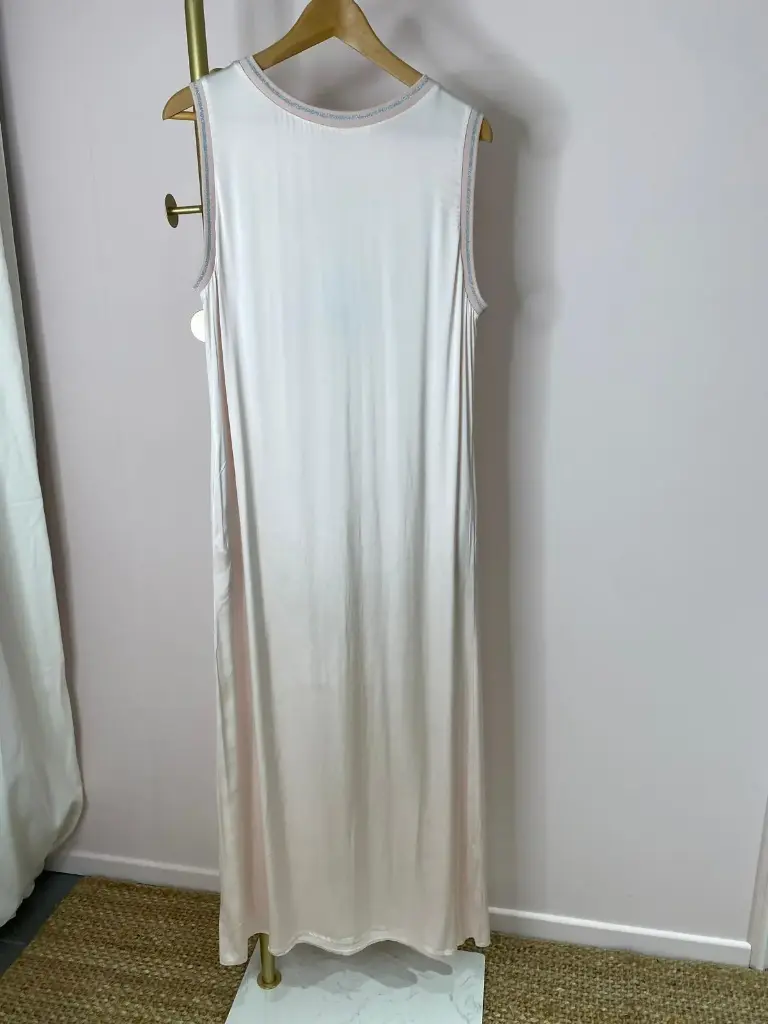 Robe fluide longue satinée (Rose pâle)