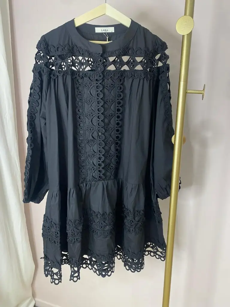 Robe courte avec détails ajourés