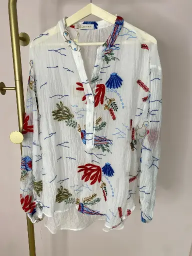 Blouse transparente, décor mer