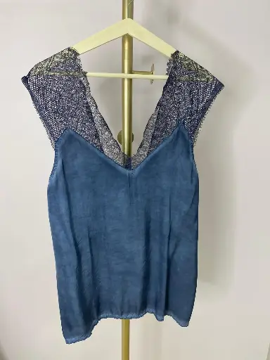 Top avec dentelle épaules