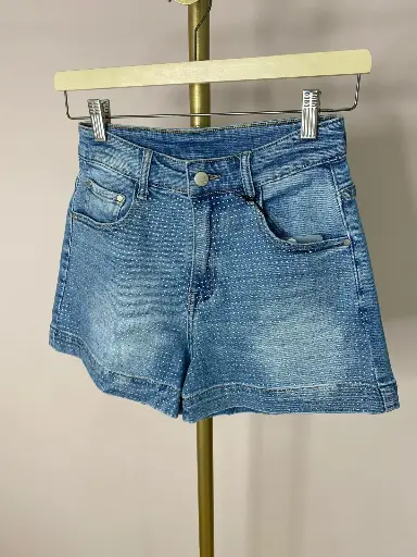Short en jeans, paillettes