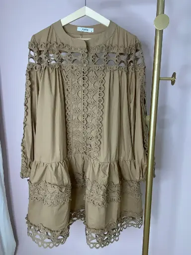 Robe courte avec détails ajourés