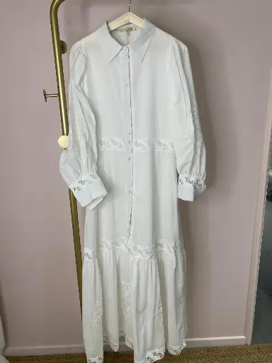 Robe longue, boutonnée, cintrée