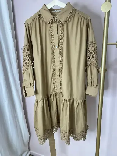 Robe courte, boutonnée, détails manches